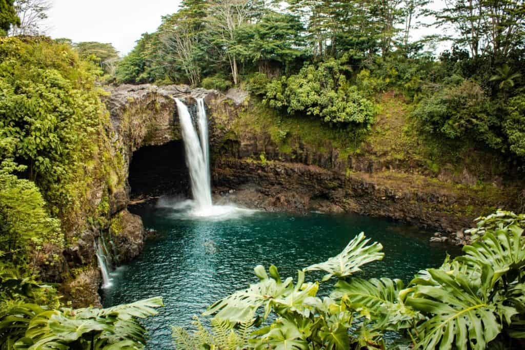 beautiful waterfall in hawaii 