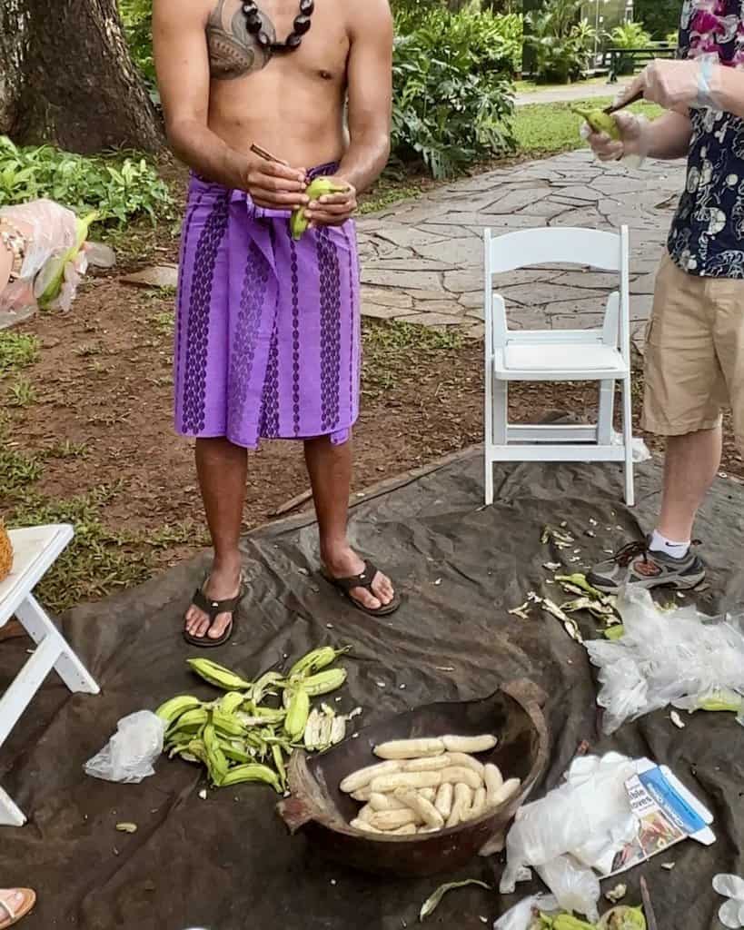 how to peel a banana for Hawaiian meal