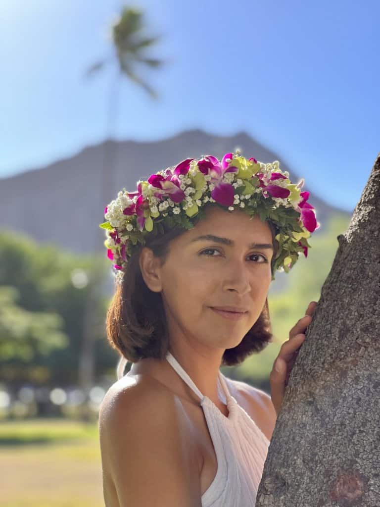 bridget wearing a haiku lei for her birthday is a tradition in Hawaii for celebration.
